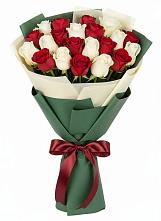 Букет Микс из красных и белых роз в Чертково