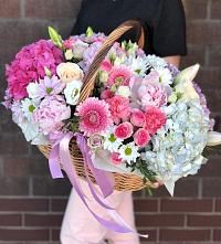 Композиция солнечный день в Чертково Цветочная композиция из Розы, Хризантемы, Пионы и Лизиантусы в корзине в Чертково