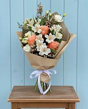 Букет цветов из:  Альстромерии, Лизиантусы, Розы и Хризантемы в Чертково
