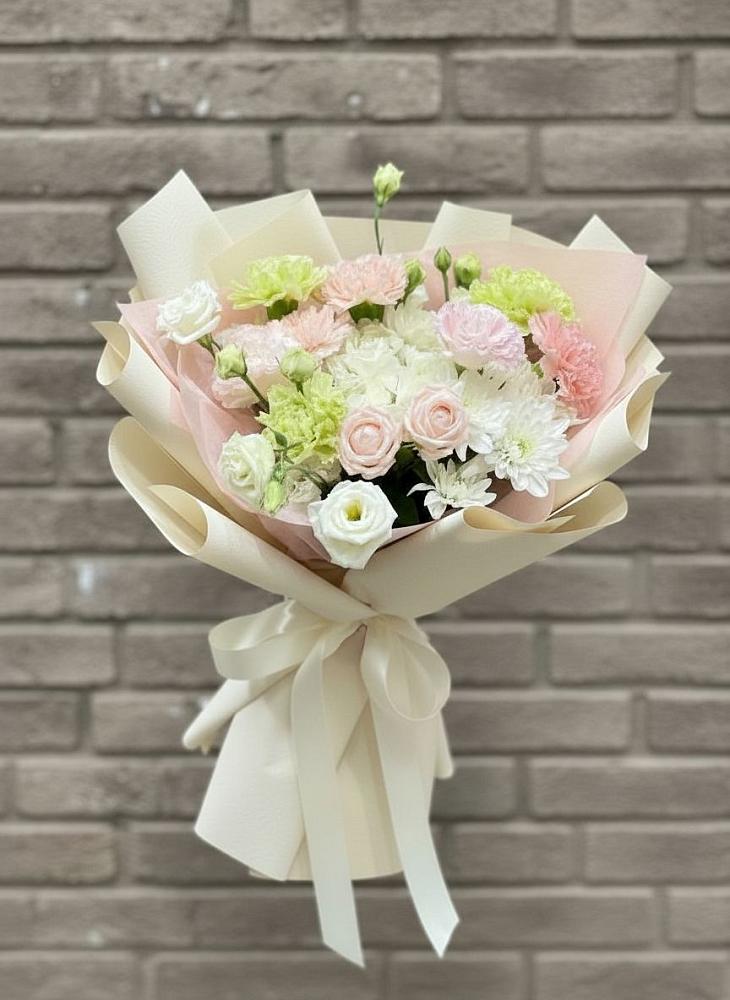 Букет цветов из: Гвоздики, Розы, Лизиантусы и Хризантемы в Чертково