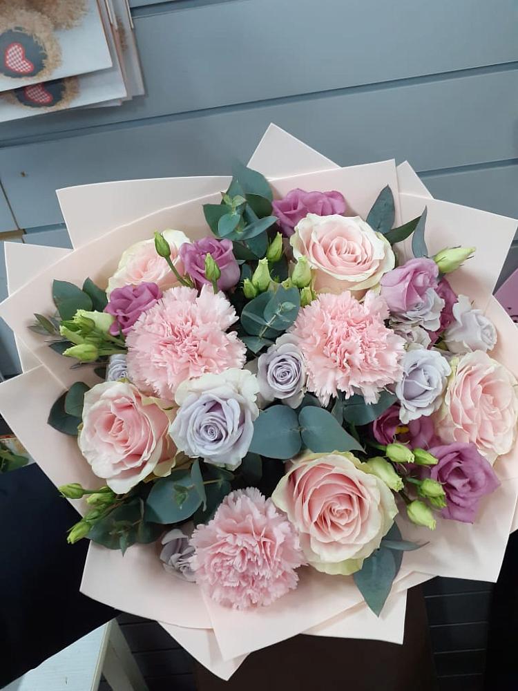 Букет цветов из: Розы, Гвоздики и Лизиантусы в Чертково