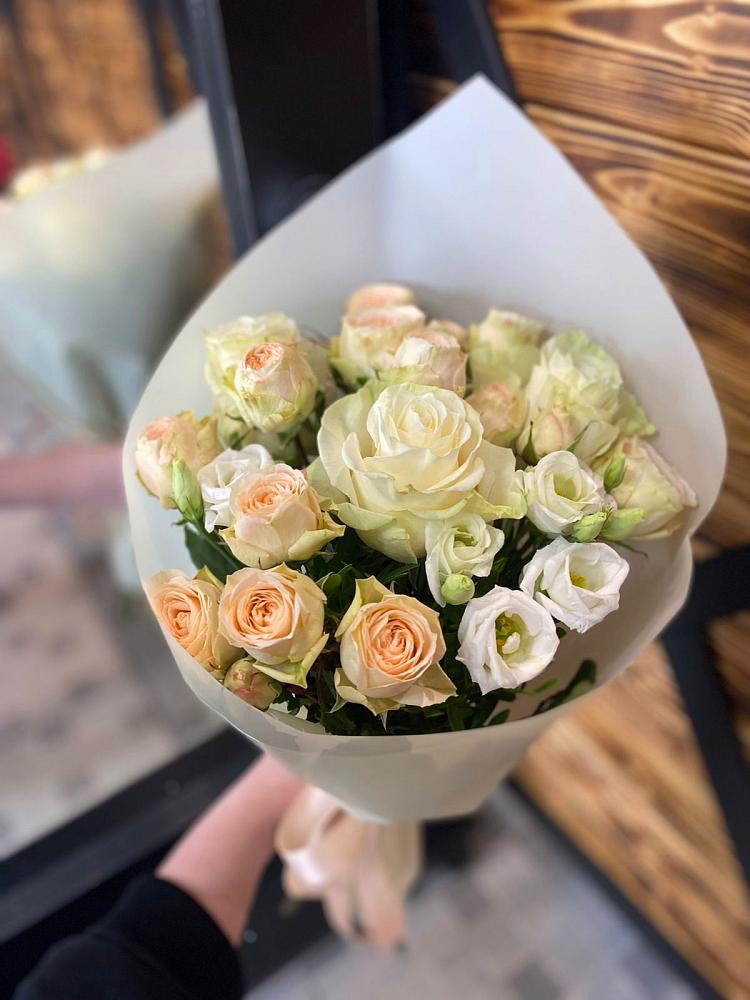 Букет цветов из: Розы и Лизиантусы в Чертково